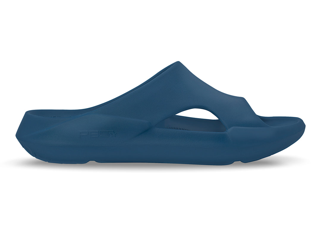 Side view of the men's astral blue PB5star Après Sport recovery slide showcasing a lightweight, ergonomic design with superior arch support for post-activity recovery.