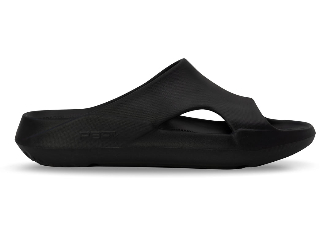 Side view of the men's black PB5star Après Sport recovery slide showcasing a lightweight, ergonomic design with superior arch support for post-activity recovery.