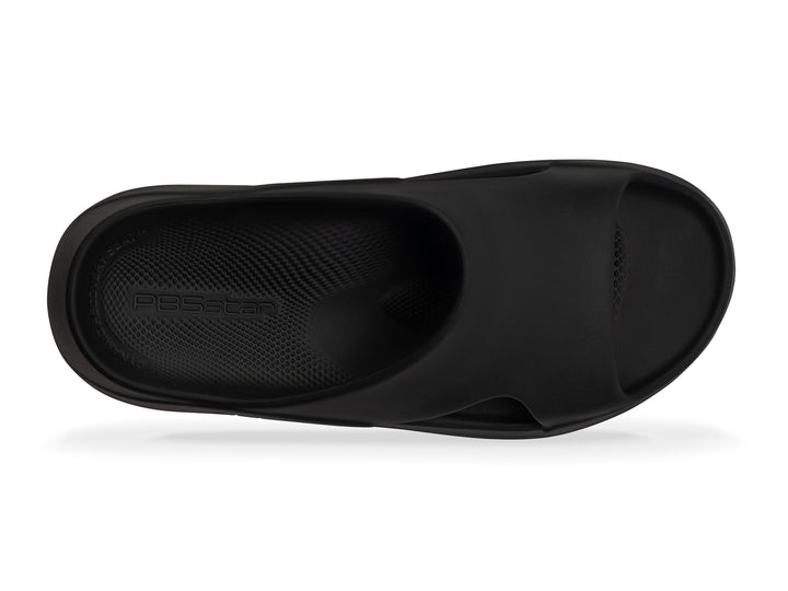 Top view of the men's black PB5star Après Sport recovery slide featuring an ergonomic design and textured sole for post-workout comfort and support.