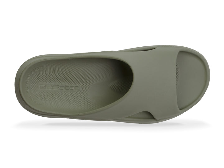 Top view of the men's pavement PB5star Après Sport recovery slide featuring an ergonomic design and textured sole for post-workout comfort and support.