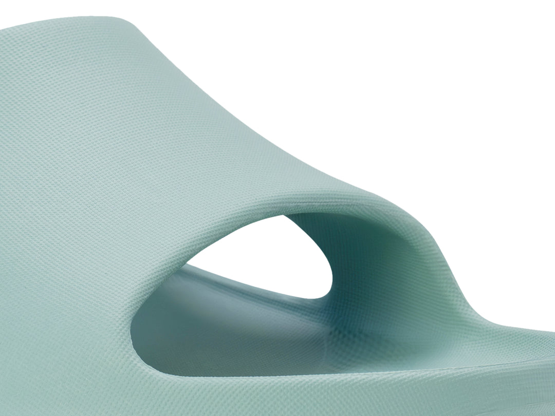 Close-up view of the arctic PB5star Après Sport recovery slide highlighting the breathable upper design and textured material for comfort and durability.