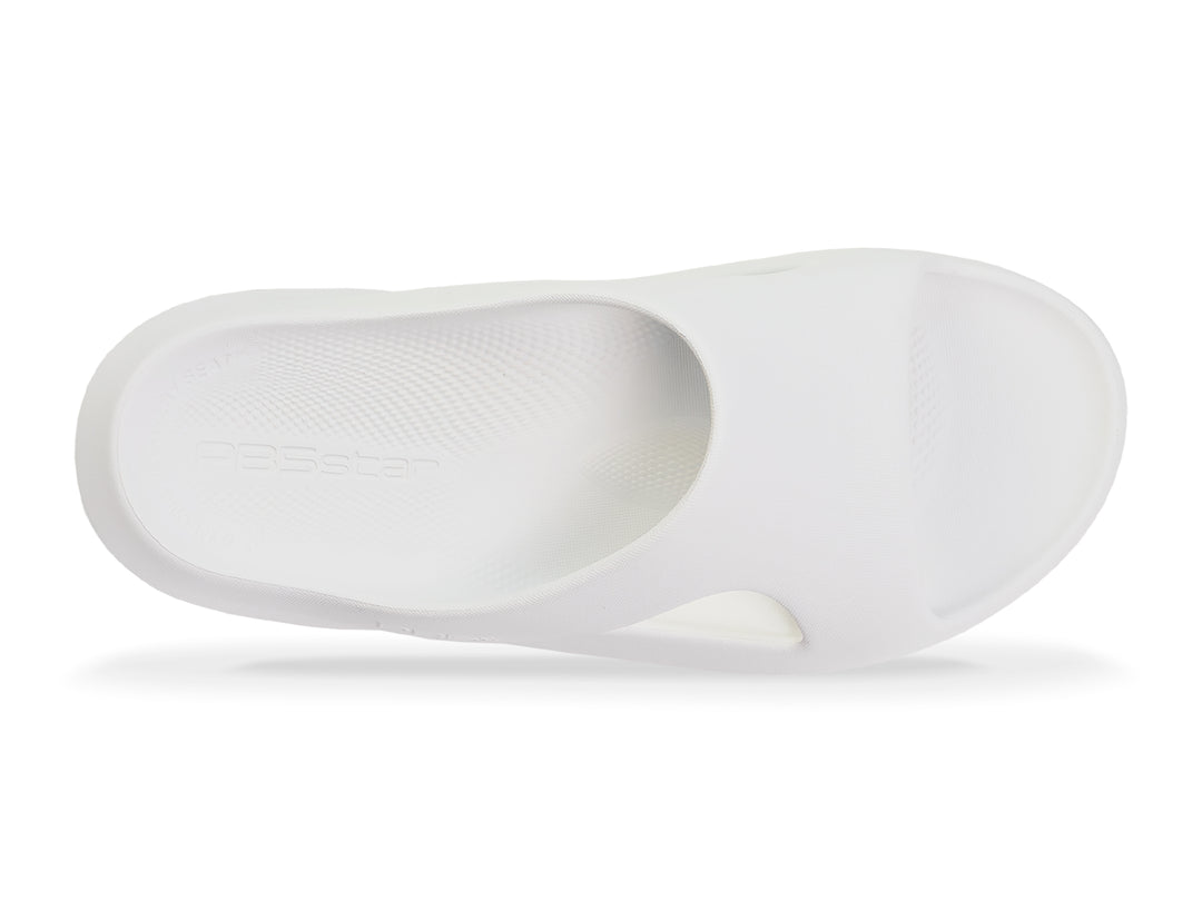 Top view of the women's white PB5star Après Sport recovery slide featuring an ergonomic design and textured sole for post-workout comfort and support.